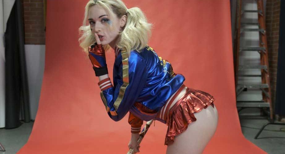 Amouranth-teases-fans-who-are-partaking-in-the-NoNutNovember-922x500.jpg.